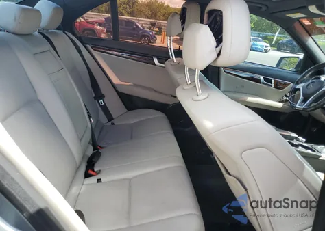 2012 Mercedes-Benz C 250 z USA, uszkodzony, nr VIN WDDGF4HB0CR218357